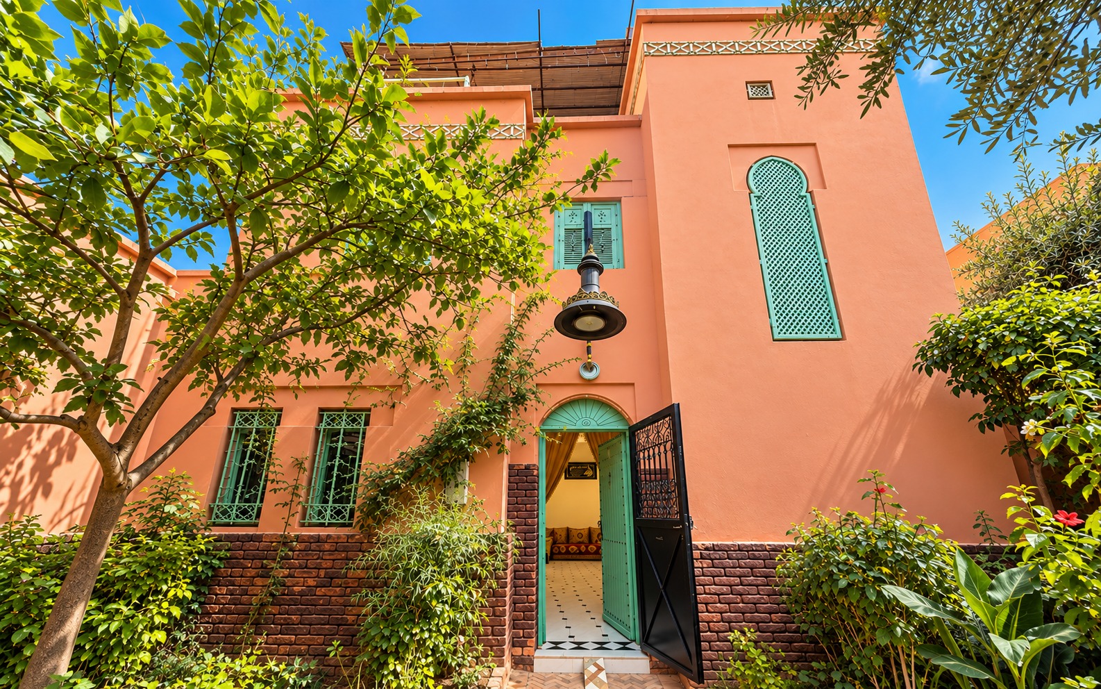 Entrée marocaine au cœur du jardin (1) Maison avec jardin & rooftop – à vendre / SIDI AMARA