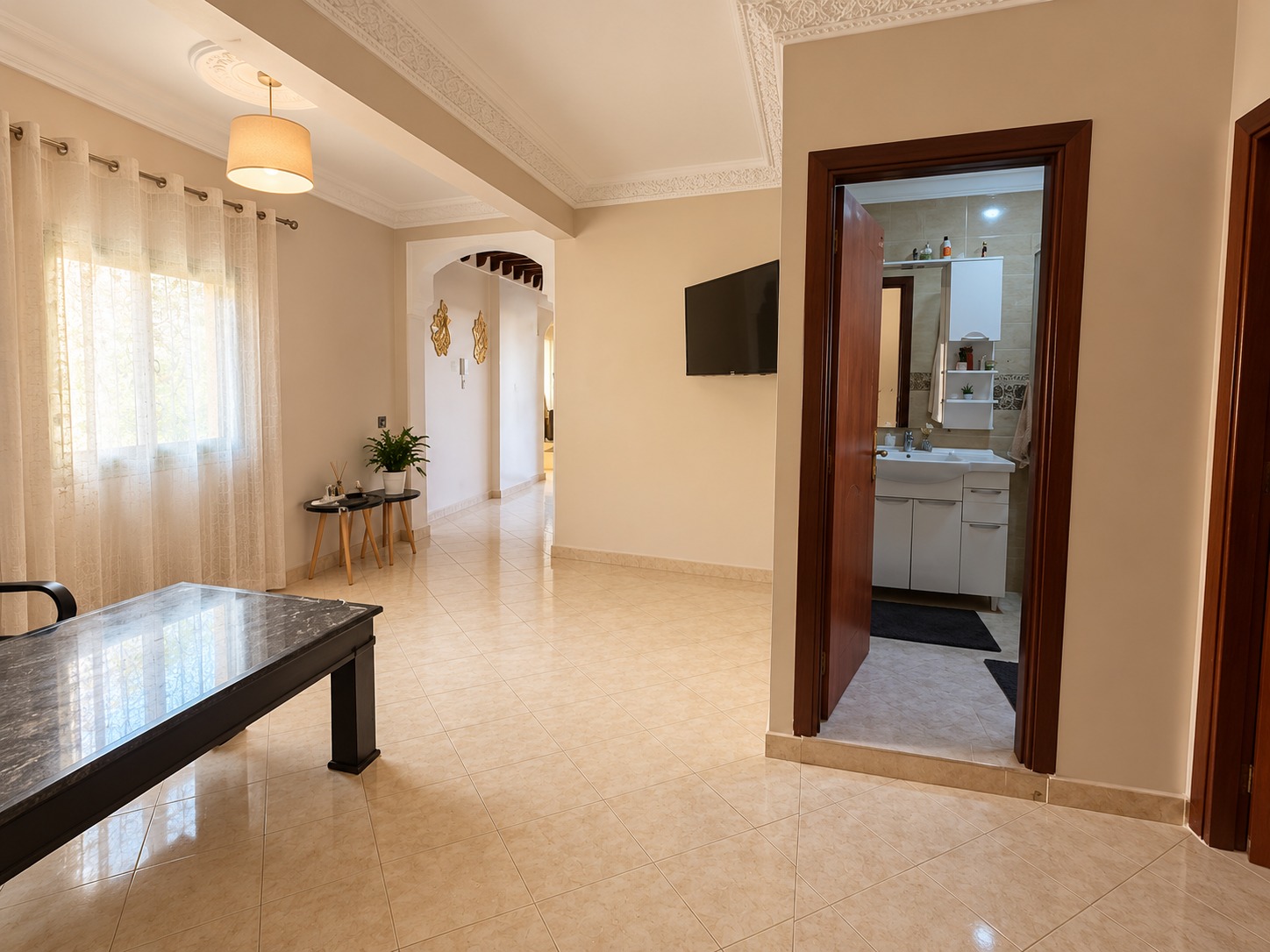 Intérieur chaleureux avec salle de bains attenante (1) BEL APPARTEMENT 4 CHAMBRES À MABROUKA -À VENDRE