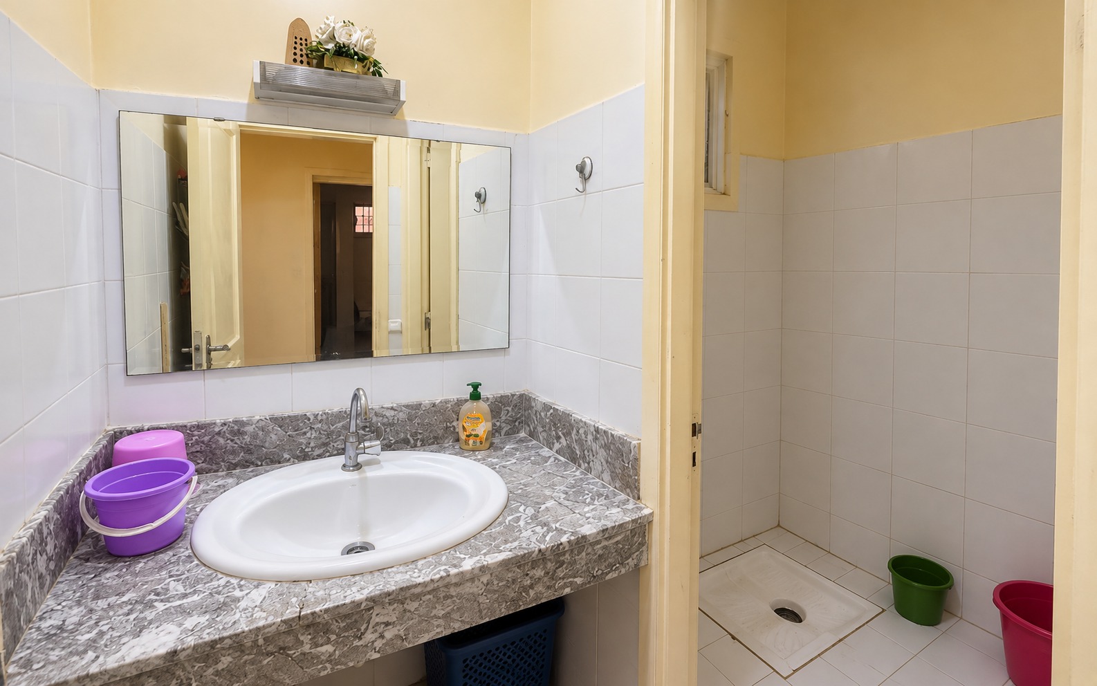 Salle de bain chaleureuse avec miroir et douche (1) Maison avec jardin & rooftop – à vendre / SIDI AMARA