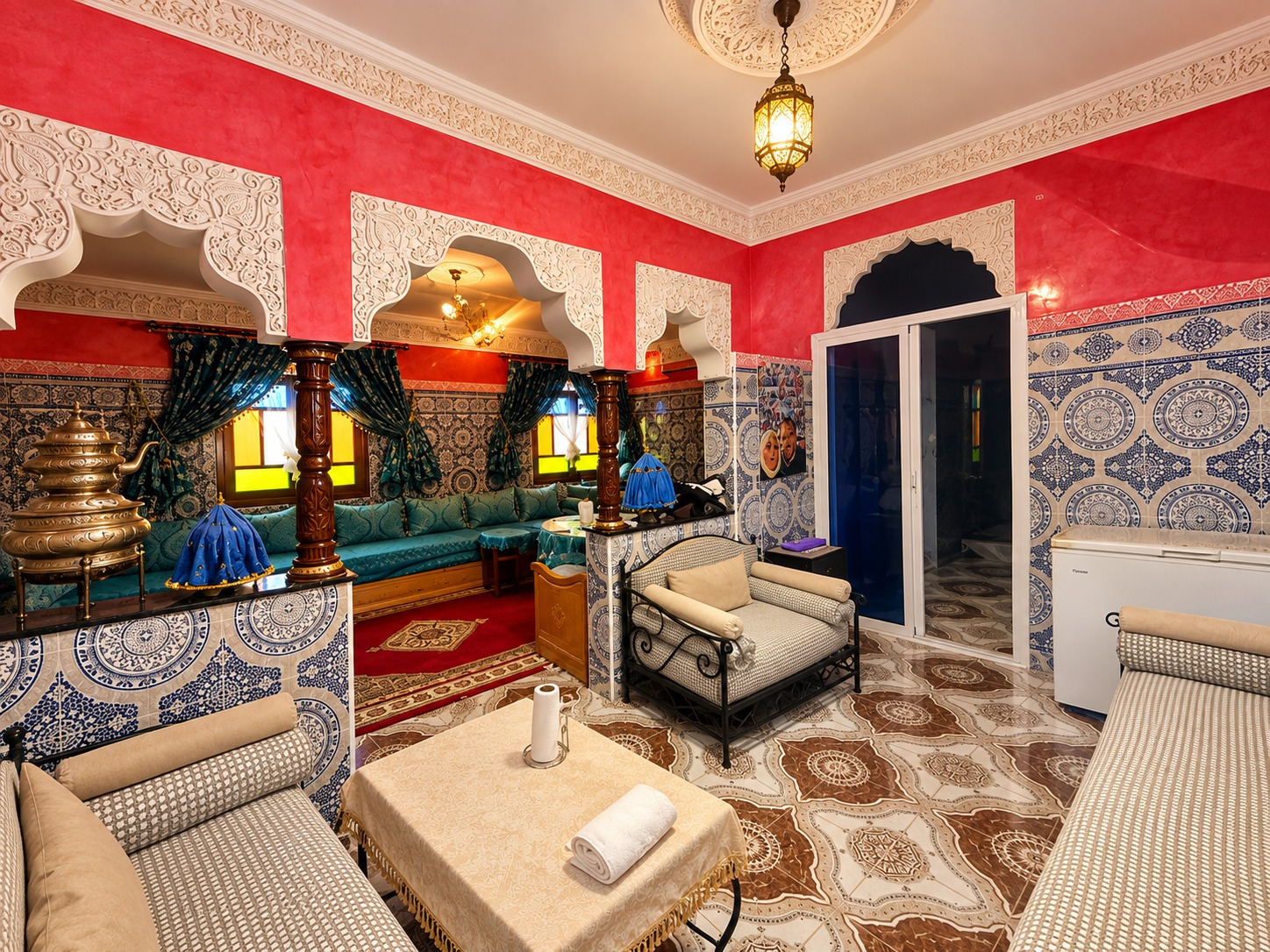 Salon marocain aux arches sculptées (1) MAISON TITRÉE 80 m² À VENDRE | SIDI AMARA