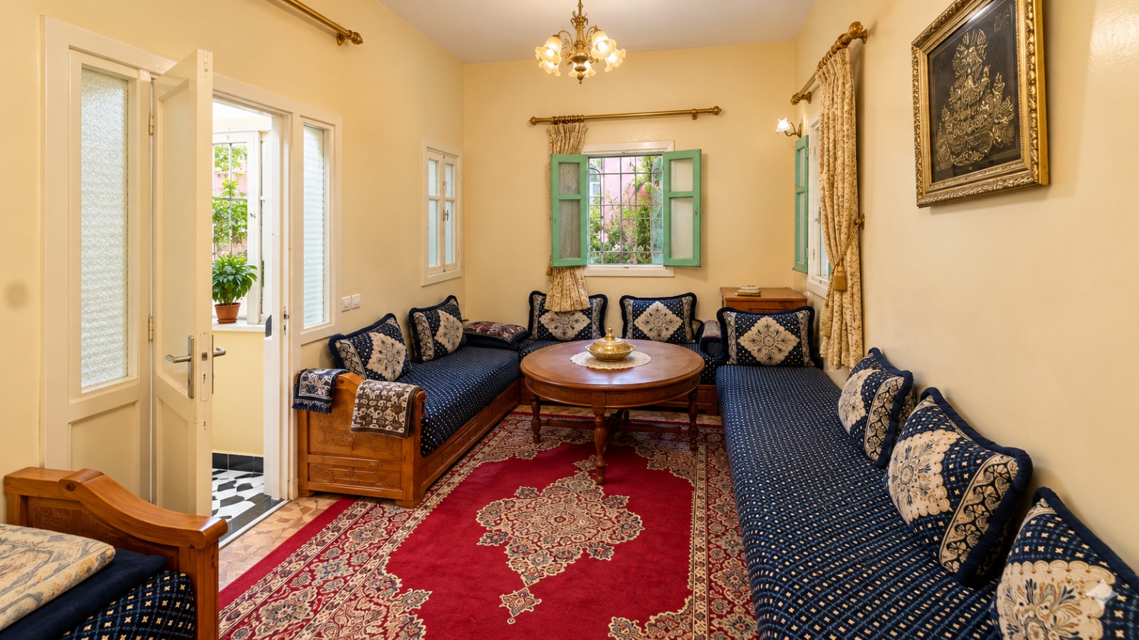 Salon marocain chaleureux et raffiné (1) Maison avec jardin & rooftop – à vendre / SIDI AMARA