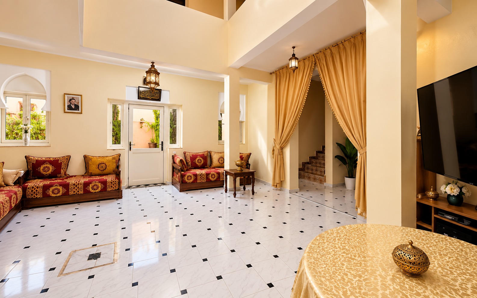 Salon marocain lumineux aux arches élégantes (1) Maison avec jardin & rooftop – à vendre / SIDI AMARA