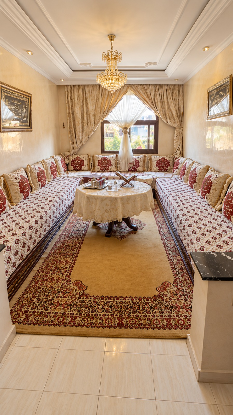 Salon marocain traditionnel opulent (1) APPARTEMENT À MASSIRA 1 -À VENDRE