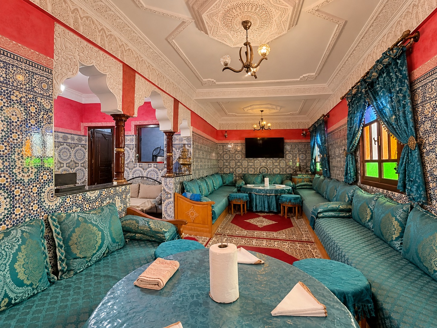 Salon marocain turquoise richement décoré (1) MAISON TITRÉE 80 m² À VENDRE | SIDI AMARA