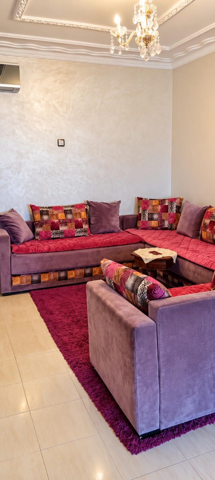 Salon mauve sous lustre cristallin (1) APPARTEMENT À MASSIRA 1 -À VENDRE