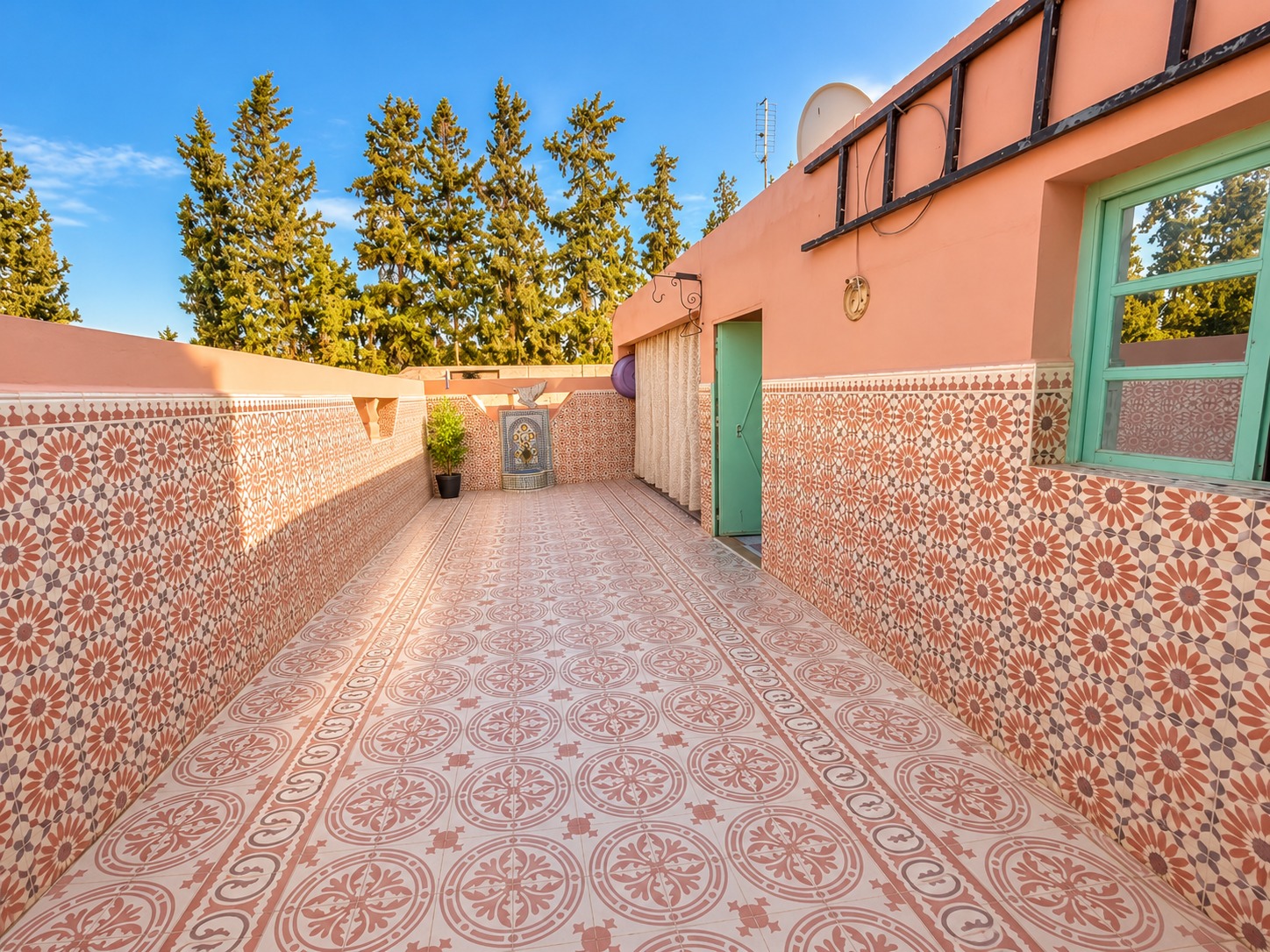 Terrasse marocaine aux mosaïques colorées (1) MAISON TITRÉE 80 m² À VENDRE | SIDI AMARA