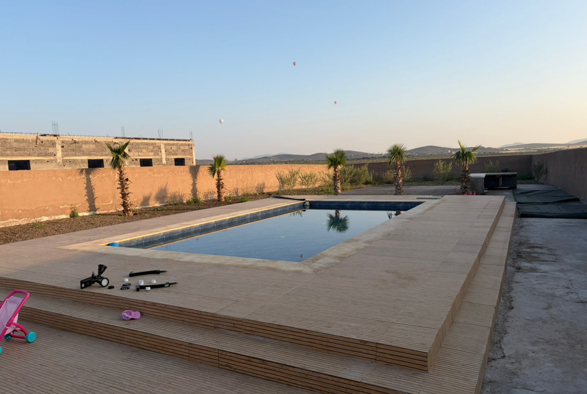 VILLA AVEC VUE PANORAMIQUE SUR LES MONTAGNES -À VENDRE