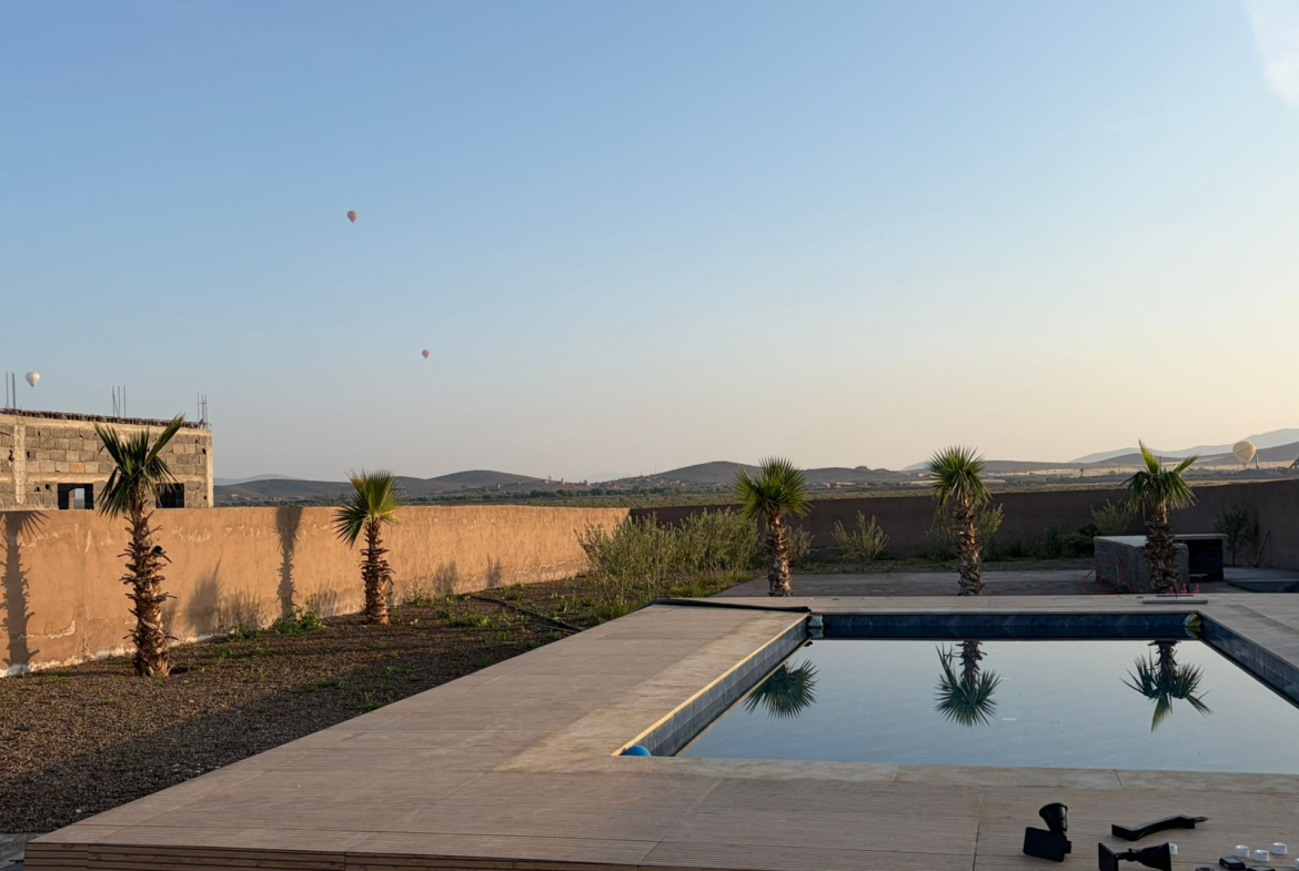 VILLA AVEC VUE PANORAMIQUE SUR LES MONTAGNES -À VENDRE