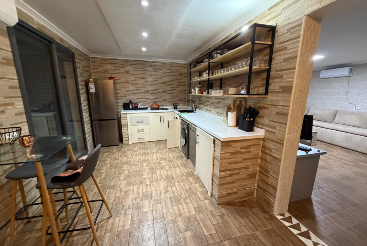 VILLA AVEC VUE PANORAMIQUE SUR LES MONTAGNES -À VENDRE