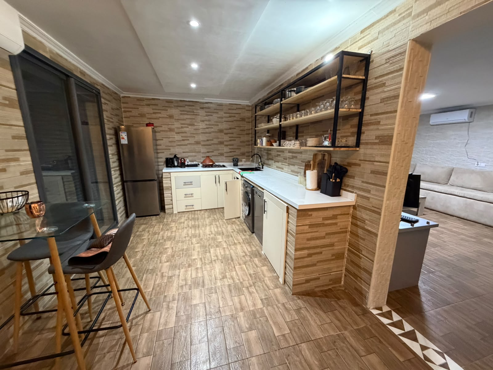 VILLA AVEC VUE PANORAMIQUE SUR LES MONTAGNES -À VENDRE