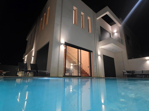 VILLA À VENDRE – KM 10 ROUTE D’AMEZMIZ | 5 SUITES | MEUBLÉ